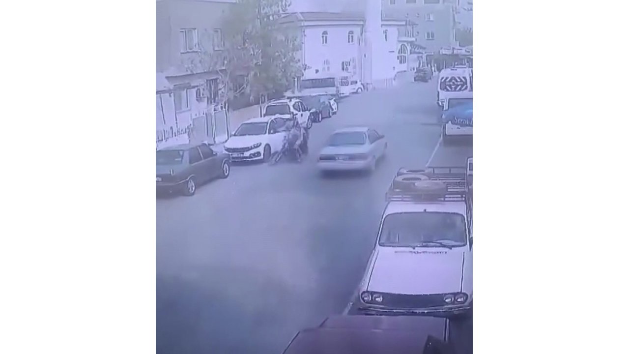 Dikkatsiz Sürücünün Kapıyı Açmasıyla Motosikletteki 2 Kişi Yere Yığıldı: O Anlar Kamerada