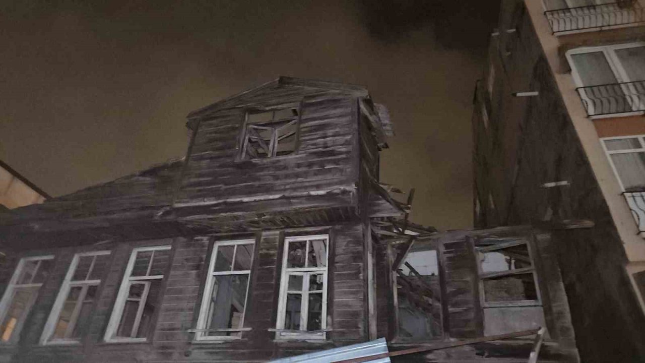 İstanbul’u Lodos Vurdu: Beyoğlu’nda Bina Çöktü, Kağıthane’de Çatı Uçtu