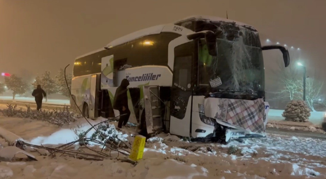 Karda Kayan Yolcu Otobüsü Aydınlatma Direğine Çarptı: 2 Yaralı