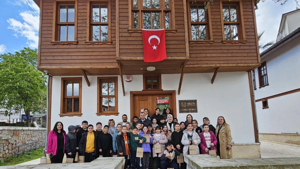 Kitap Okuyan Çocuklar Ödüllendirildi