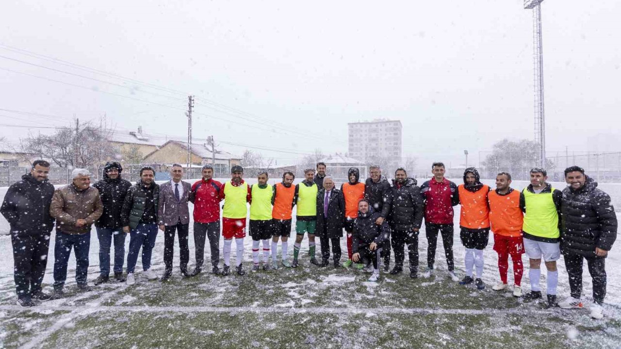Büyükkılıç, Görme Engelliler B1 Futbol Milli Takımı’nın Kayseri Kampı’nı Ziyaret Etti