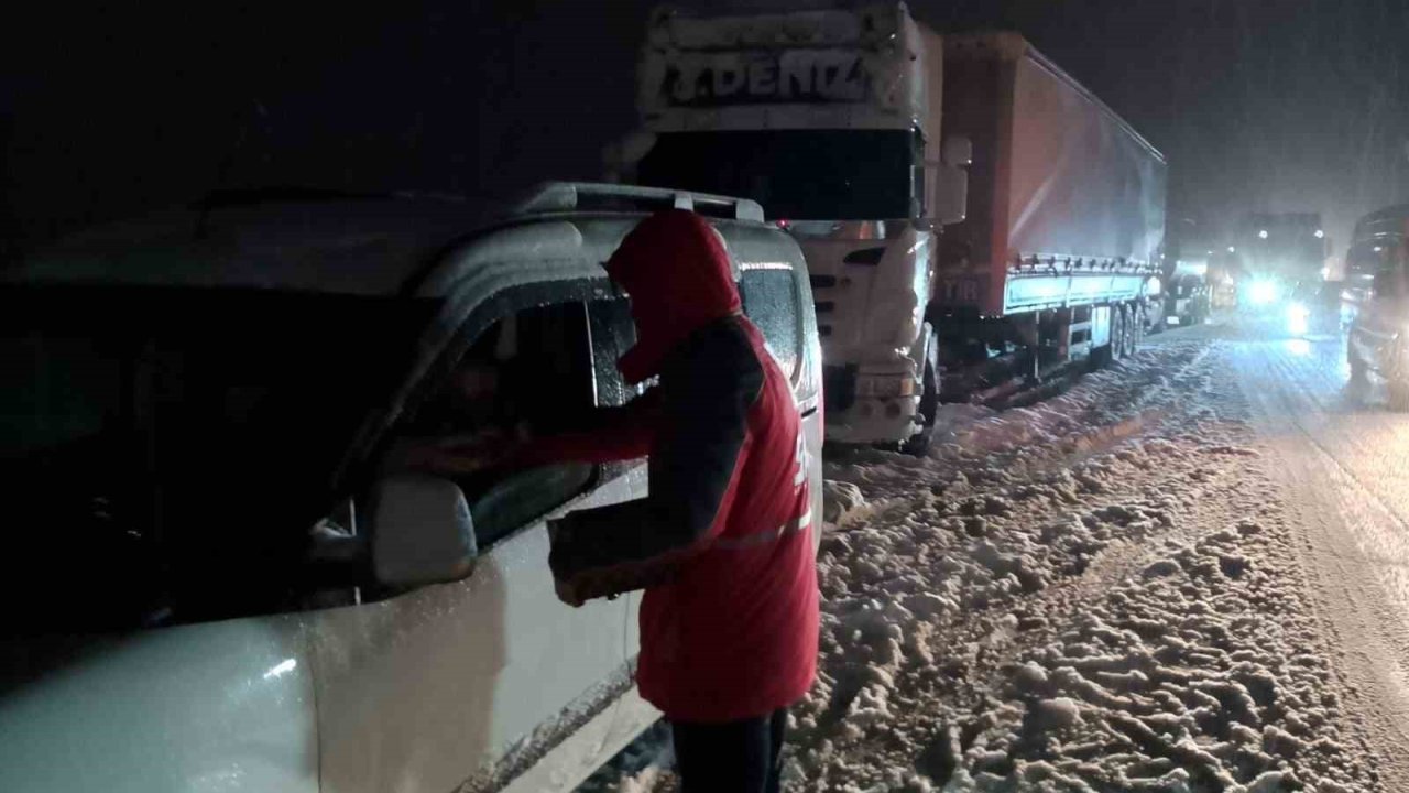 Yoğun Kar Nedeniyle Yolda Kalanlara Kızılay’dan Destek