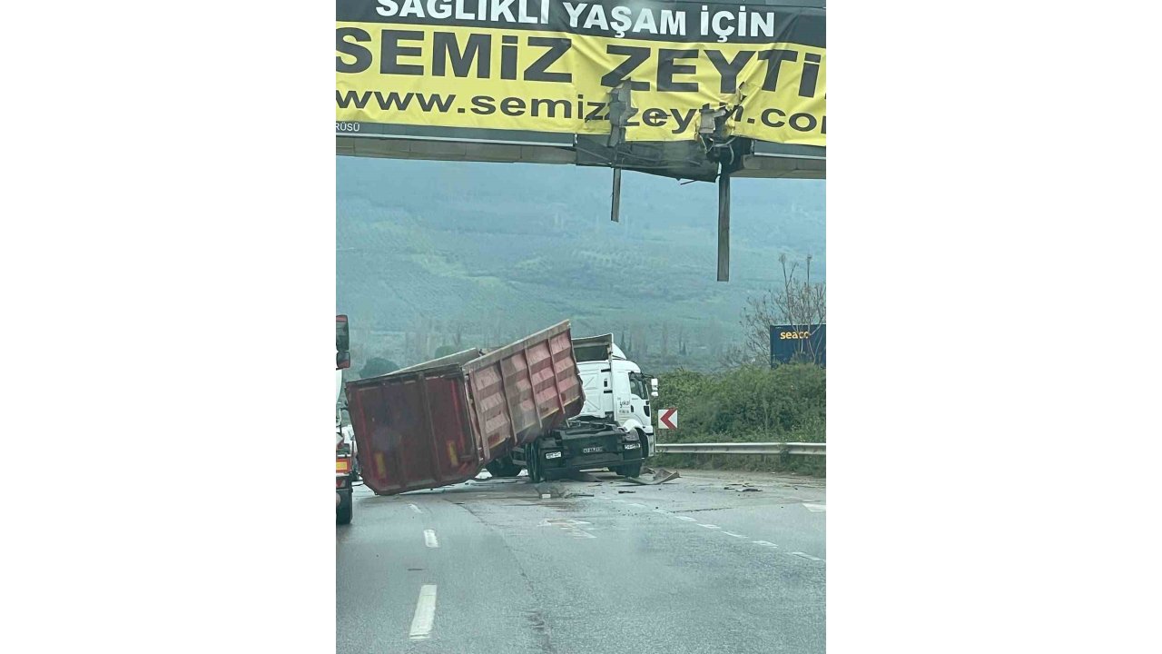 Damperi Açılan Tır Üst Geçide Çarptı