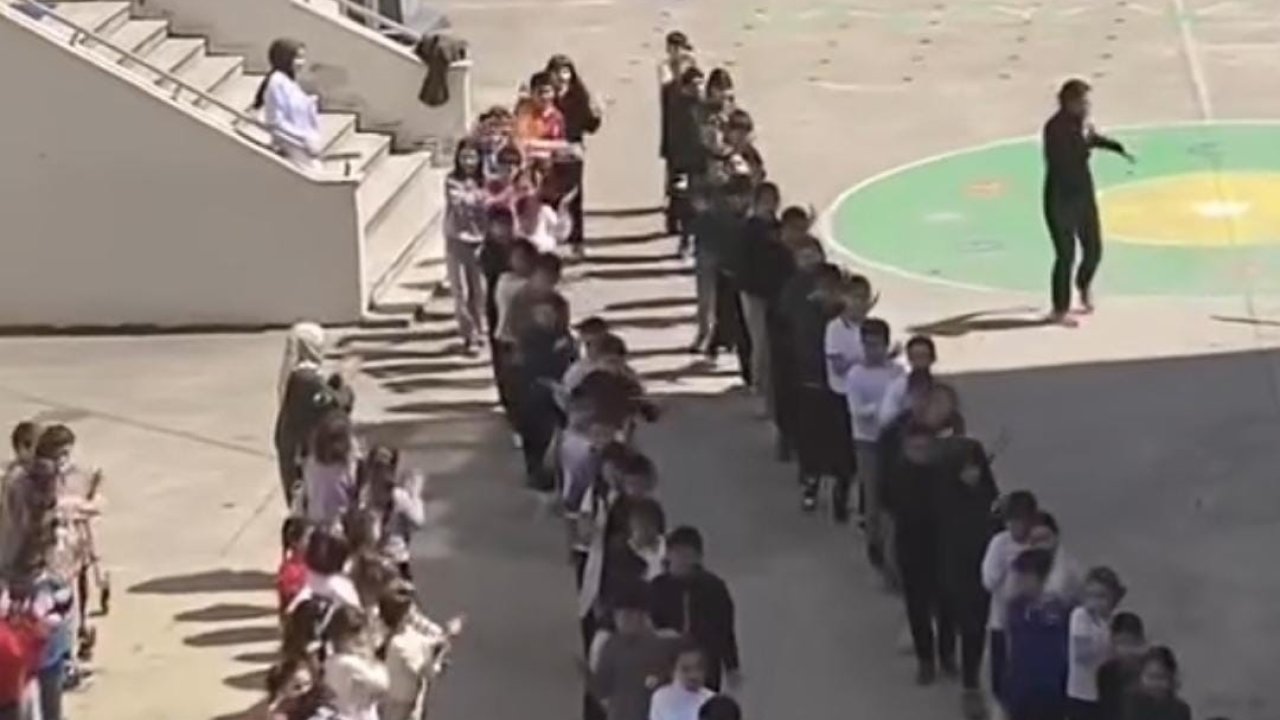 Rize’de Tebessüm Ettiren Görüntü: 23 Nisan’a Hazırlanan Öğrencilere İskele Üzerinde Halay Çekerek Eşlik Etti