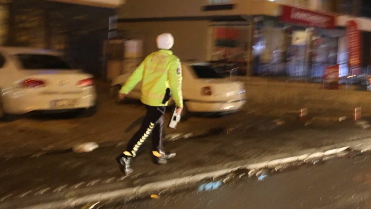 Polis, Uygulama Noktasını Görünce Geri Geri Kaçan Aracı Koşarak Böyle Yakaladı