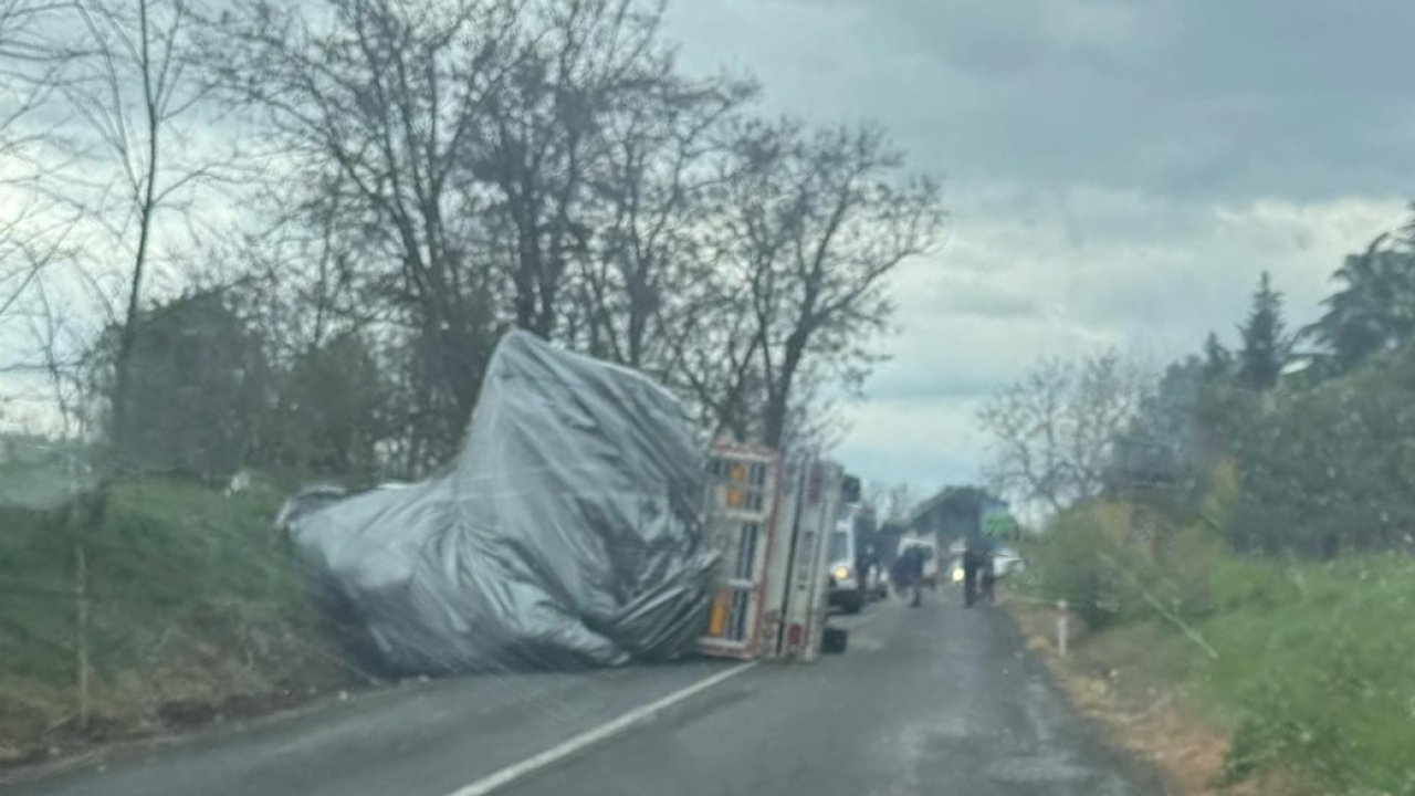 Saman Yüklü Tır Devrildi: 1 Yaralı