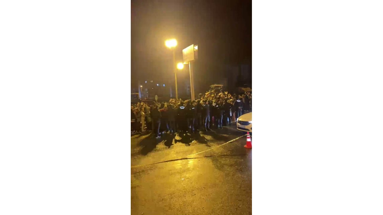 Yolun Karşısına Geçmeye Çalışan Üniversiteli Kıza Otomobil Çarptı