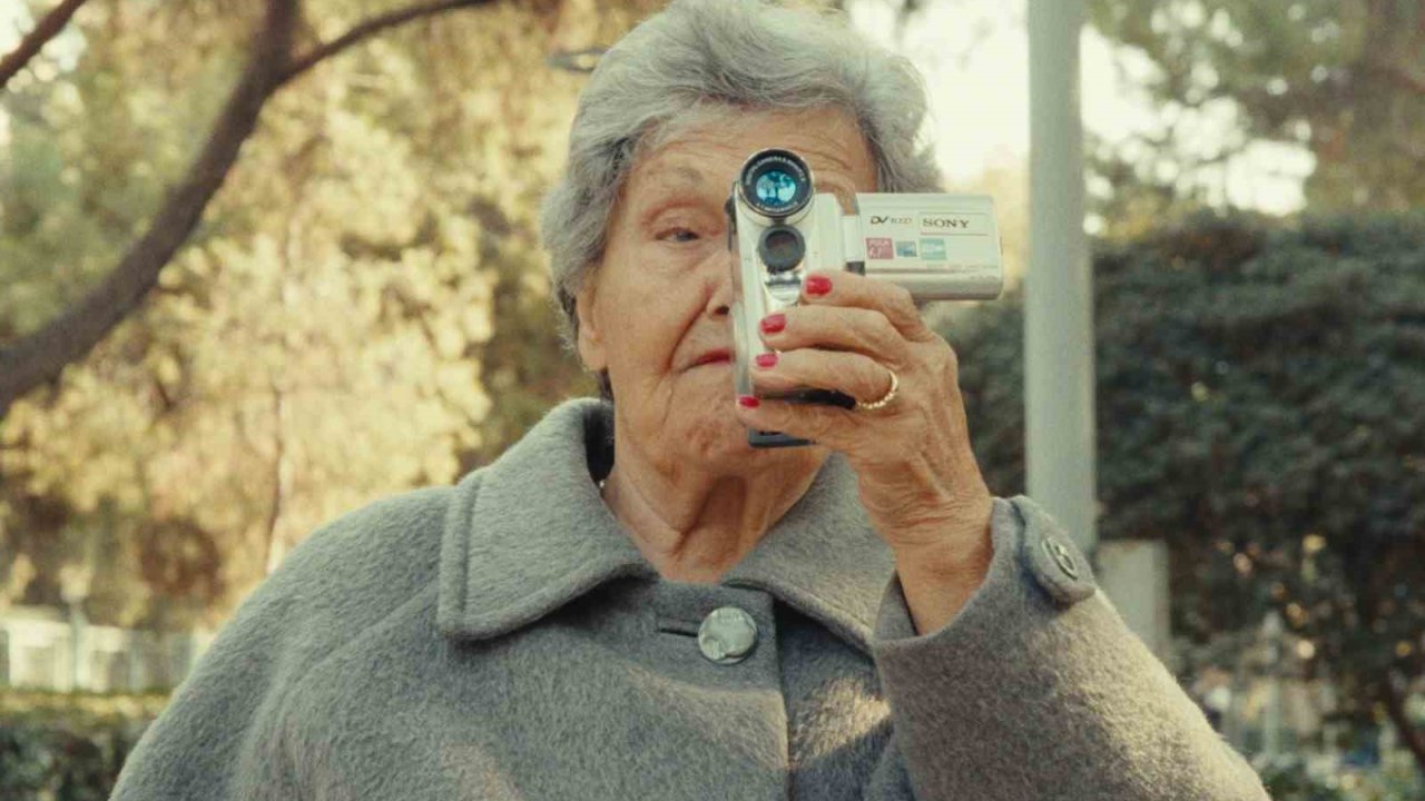 Torun Çekti, Babaanne Oynadı