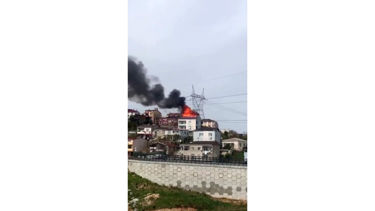 Başakşehir’de Bulunan 4 Katlı Bir Binanın Çatı Katında Henüz Bilinmeyen Bir Nedenle Yangın Çıktı. İtfaiye Ekipleri Yangına Müdahale Ediyor.