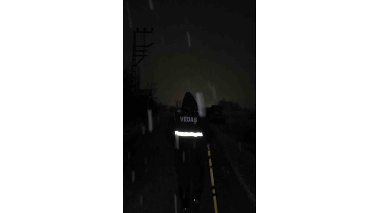 Yüksekova’da Arıza Onarım Ve Bakım Ekibi, Yoğun Kar Yağışına Rağmen Elektrik Arızalarını Gideriyor