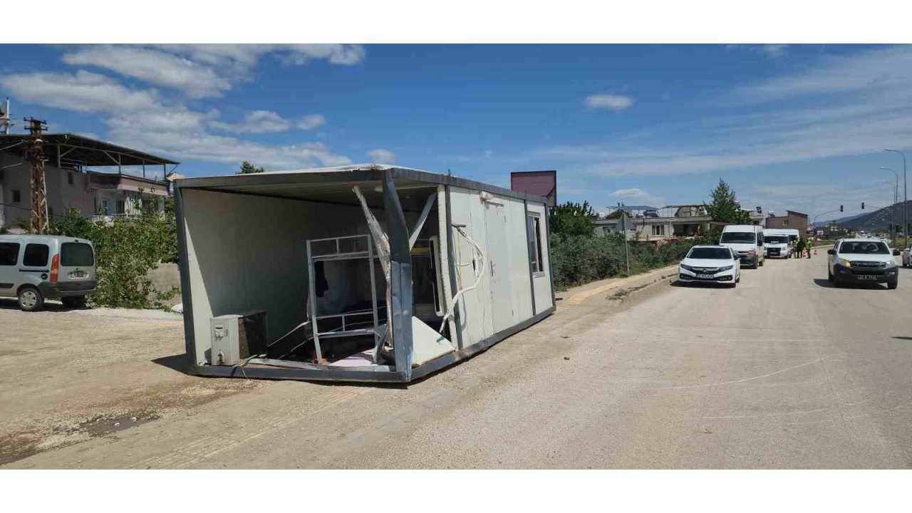 Kaza Sonrası Tırda Yüklü Konteyner Yola Devrildi