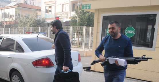 Aranan hırsızın evinden cephanelik çıktı