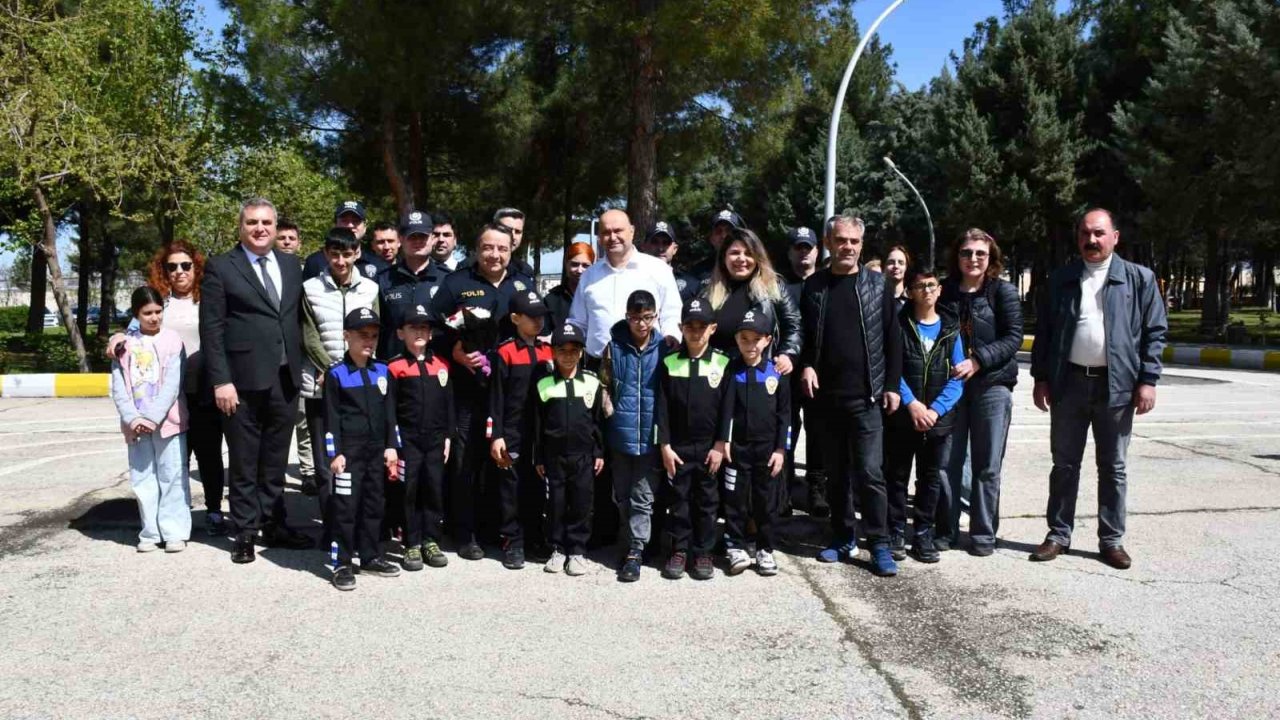 Diyarbakır’da Çocuklar Polis Okulunu Gezdi