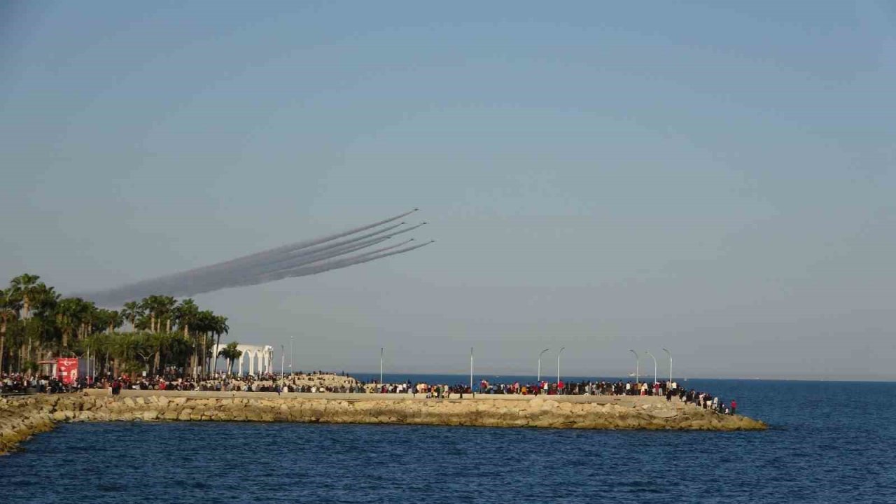 Türk Yıldızları’nın Mersin Semalarındaki Akrobasi Manevraları Coşkuyla İzlendi