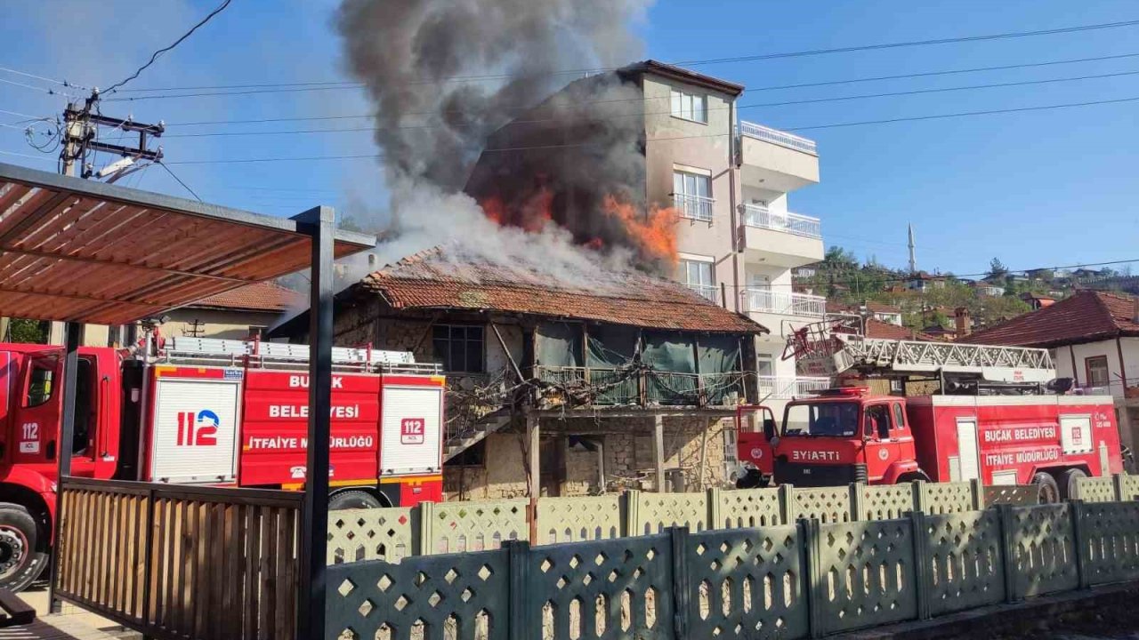 İki Katlı Evde Çıkan Yangında Yaşlı Kadın Dumandan Etkilendi