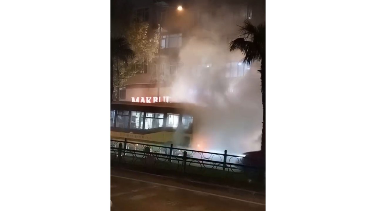 Belediye Otobüsü Arıza Yaptı, Çevreyi Duman Sardı