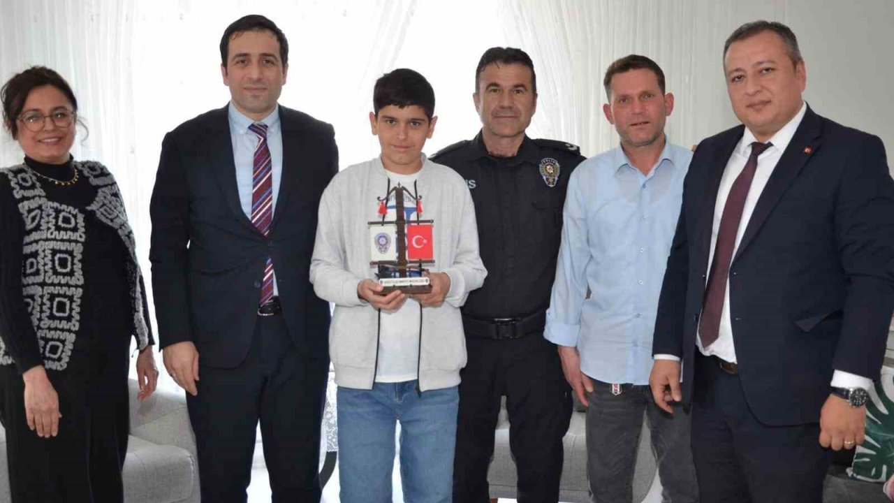 Bayrak Sevdalısı Kahramanı Çocuğa Ziyaret