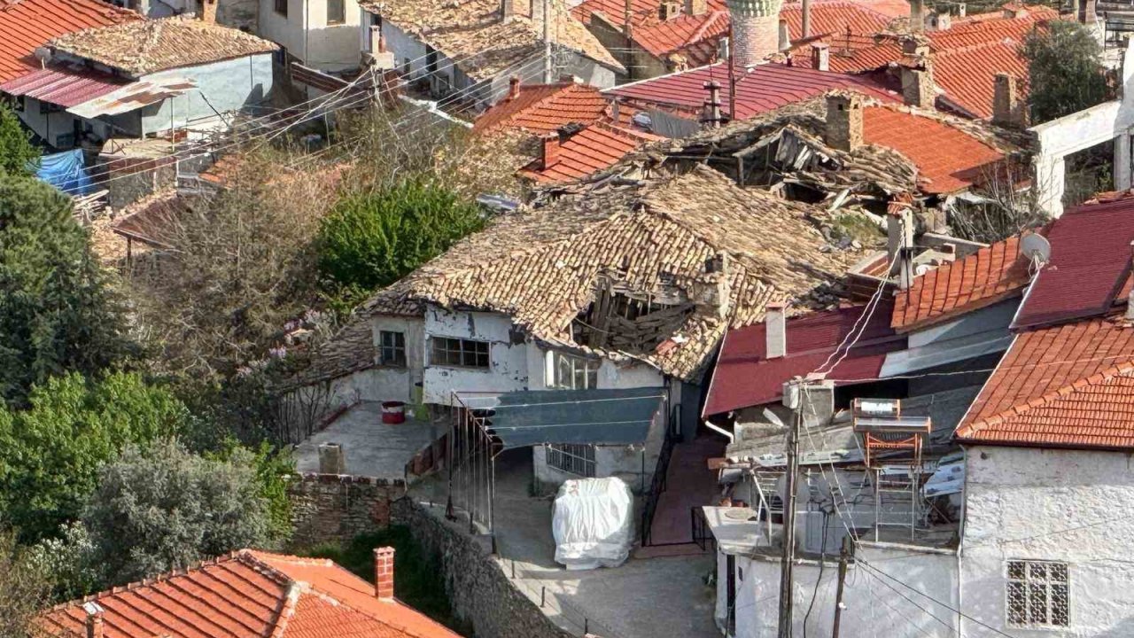 Buldan’da Tarihi İki Katlı Ev Çöktü