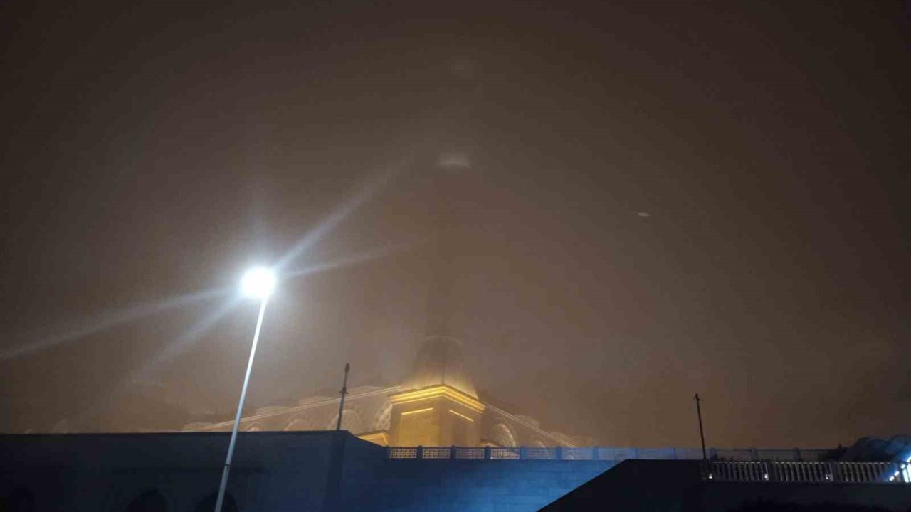 İstanbul’da Gece Saatlerinde Sis Etkili Oldu