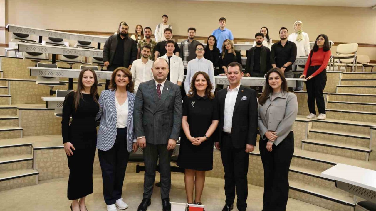 İş Dünyasının Deneyimli İsimleri ‘Business Summit 25’te Hkü Öğrencileriyle Buluştu