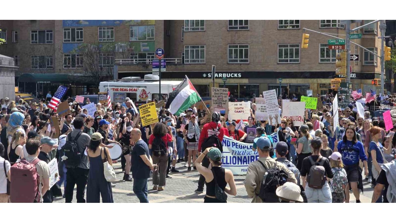 New York’ta Binlerce Kişi Başkan Trump’ı Protesto Etti