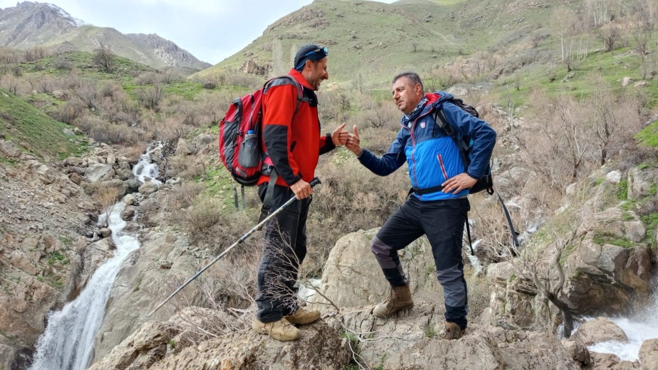 Hakkari’de Marunus Şelalesi’ne Doğa Yürüyüşü