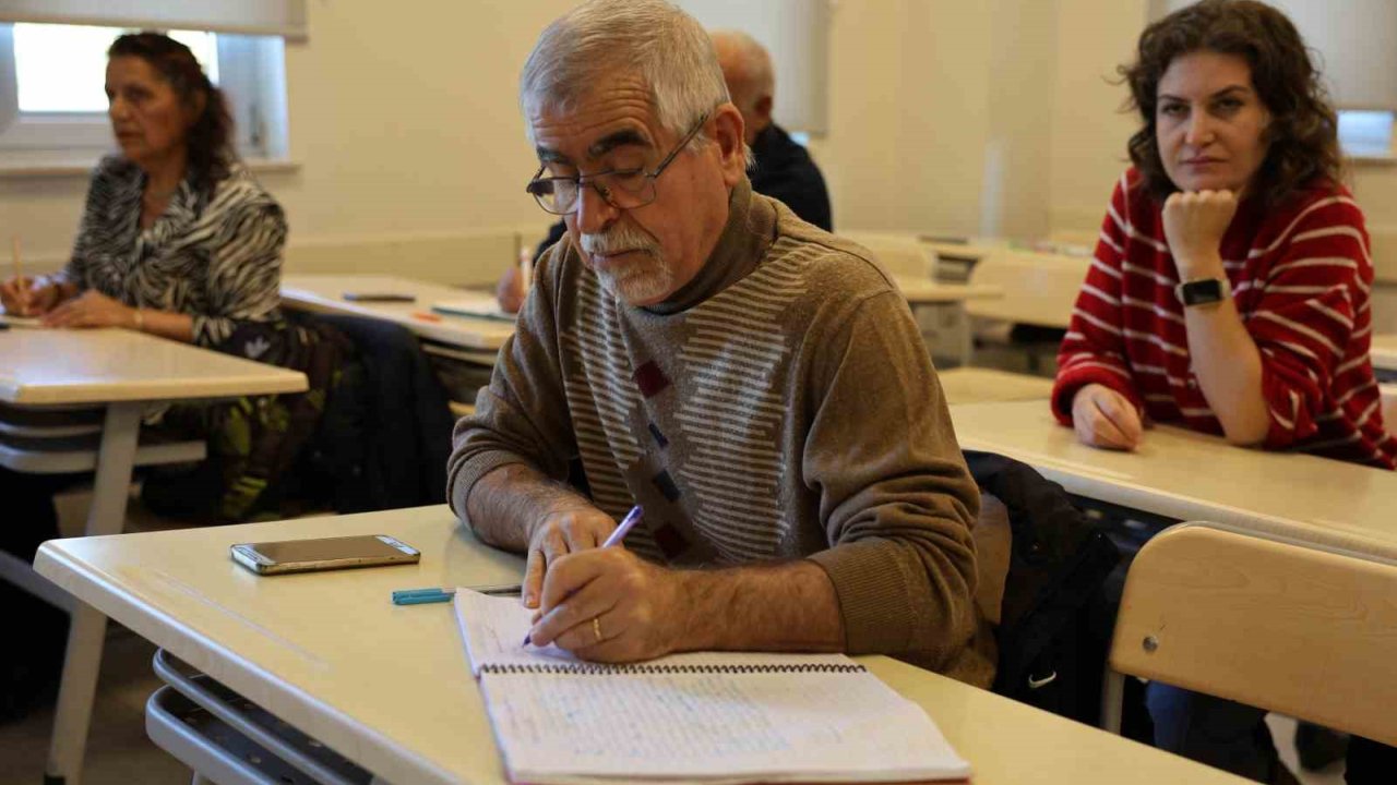 Her Yaştan Aydınlı, İngilizce Öğreniyor