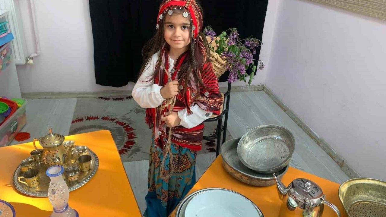 Yöresel Kıyafetler Miniklerin Defilesiyle Tanıtıldı