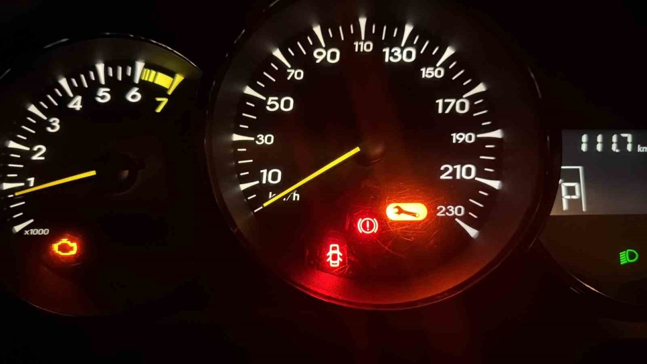 Oto Tamir Ustası, Arıza İkaz Işıklarının Dikkate Alınması Uyarısında Bulundu