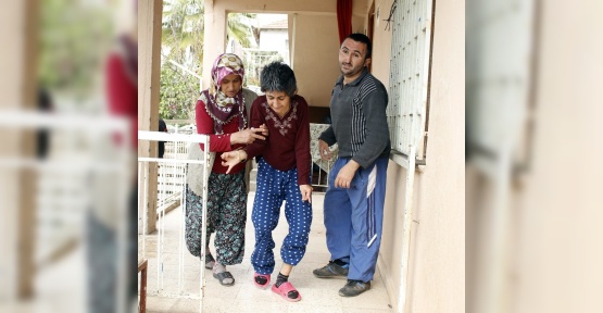 Vicdansız hırsızlar iki bedensel engelli genci eve hapsetti