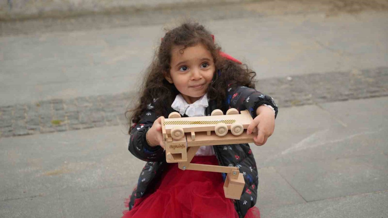 Çocuklara 23 Nisan Sürprizi: Sepetli Araçlar 23 Nisan’da Oyuncağa Dönüştü