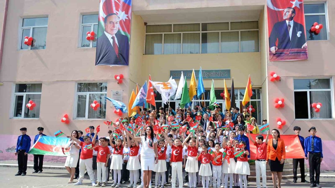 Azeri Öğrenciler 23 Nisan’ı İlk Defa Türk Kardeşleri Gibi Kutladı