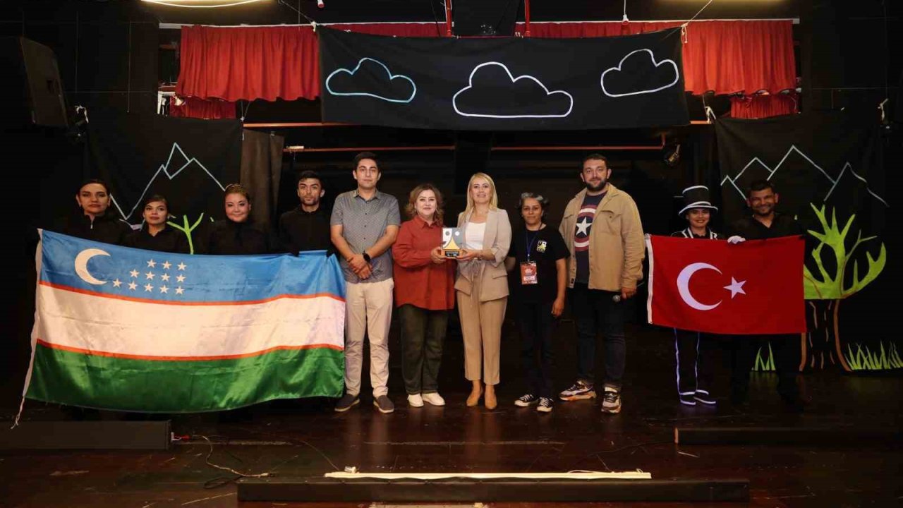 Merkezefendi’nin Dört Bir Noktasında Tiyatro Oyunları Sahnelenmeye Devam Ediyor