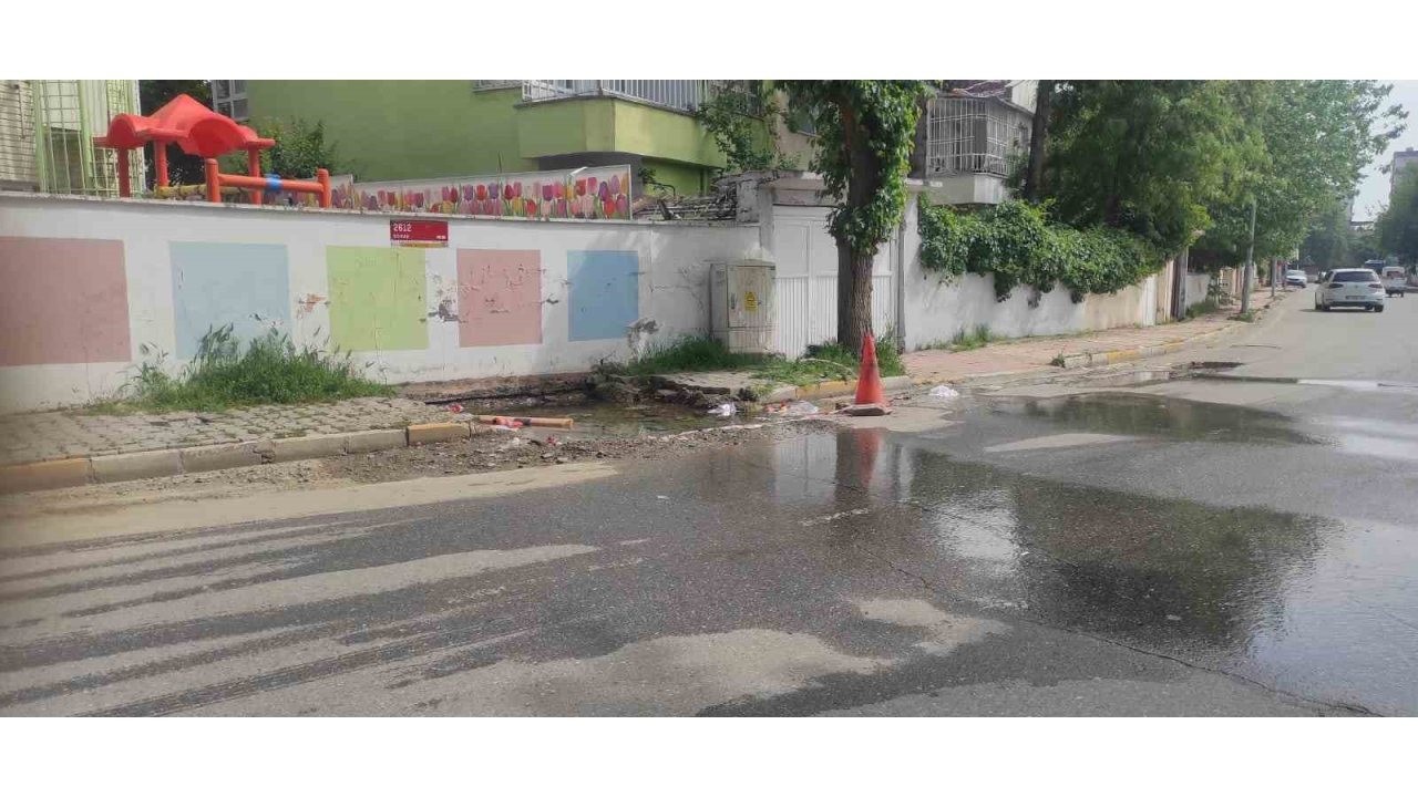 Batman’da Su Patlağı Mahalleyi Gölete Çevirdi