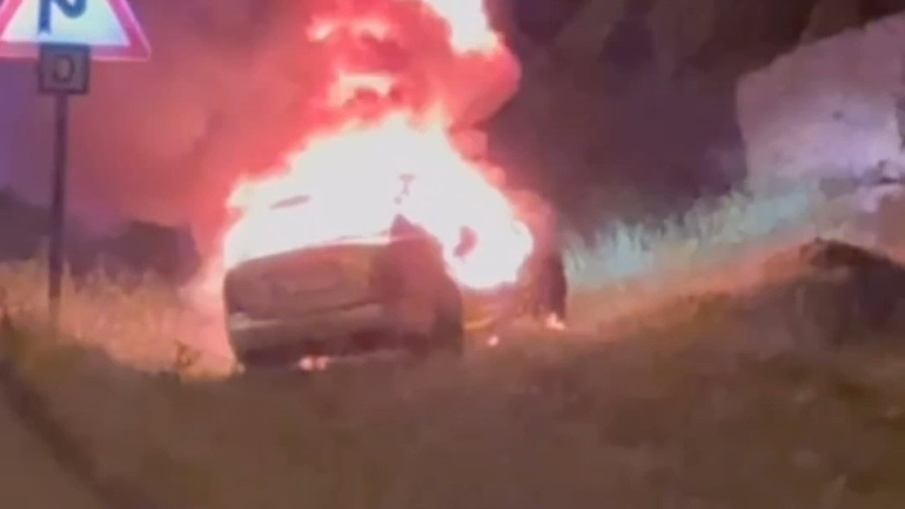 Siirt’te Seyir Halindeki Otomobil Alev Alev Yandı