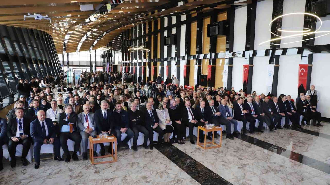 Moderatörlüğünü Rektör Hacımüftüoğlu’nun Yaptığı