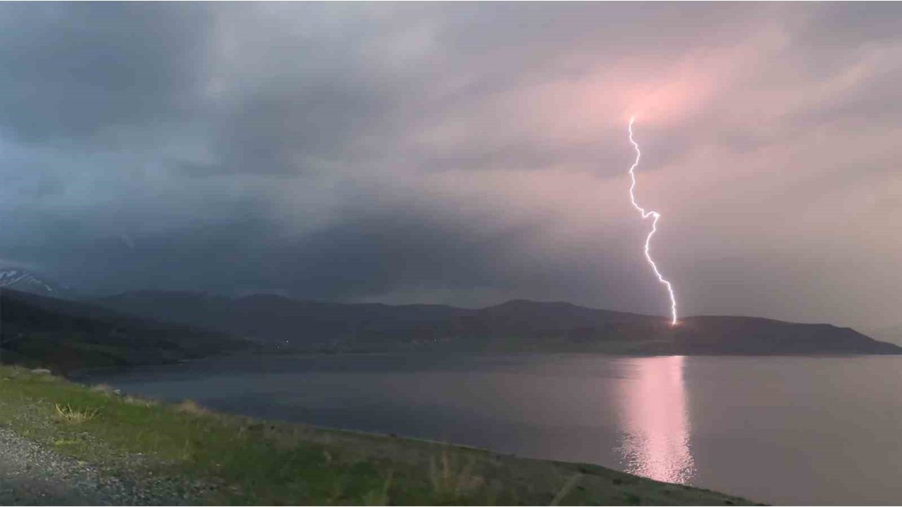 Van Gölü Üzerinde Çakan Şimşekler Hem Korkuttu Hem De Görsel Şölen Oluşturdu