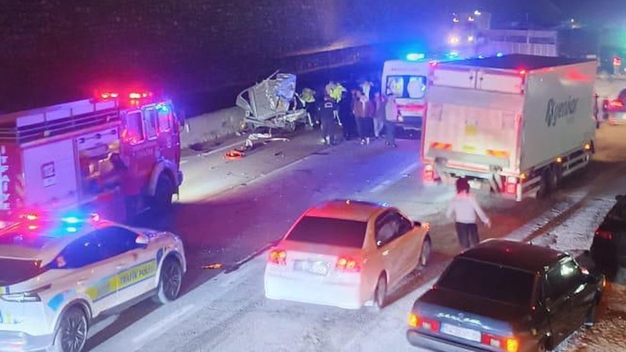 D-650’de Hafif Ticari Araç Tıra Arkadan Çarptı: 1 Ölü, 1 Ağır Yaralı