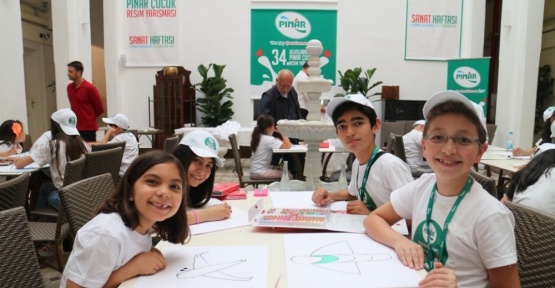 Pınar, çocuklara resim yapmayı il il gezerek sevdiriyor