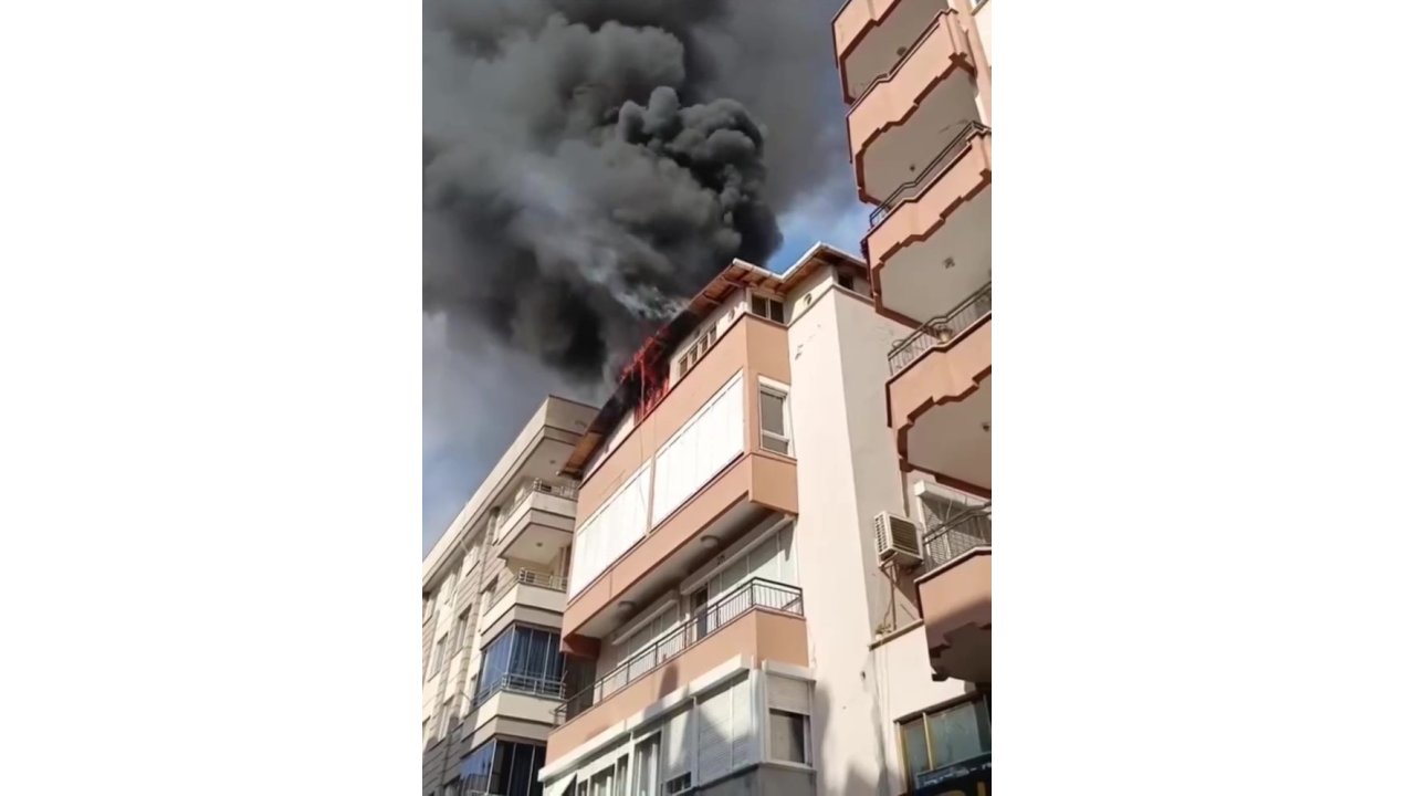 Yangında Ahşap Kat Kullanılamaz Hale Geldi