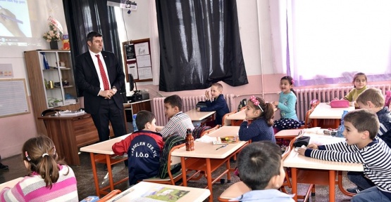 Tosya’da öğrencilere kuru üzüm dağıtılıyor