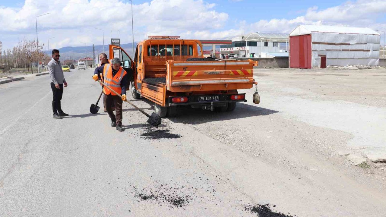 Diyadin’de Karayollarında Yama Çalışması