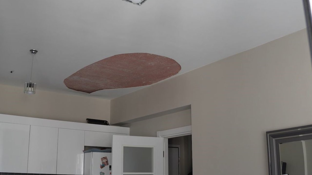 Ütü Yapan Kadının Başına Bir Anda Tavan Düştü