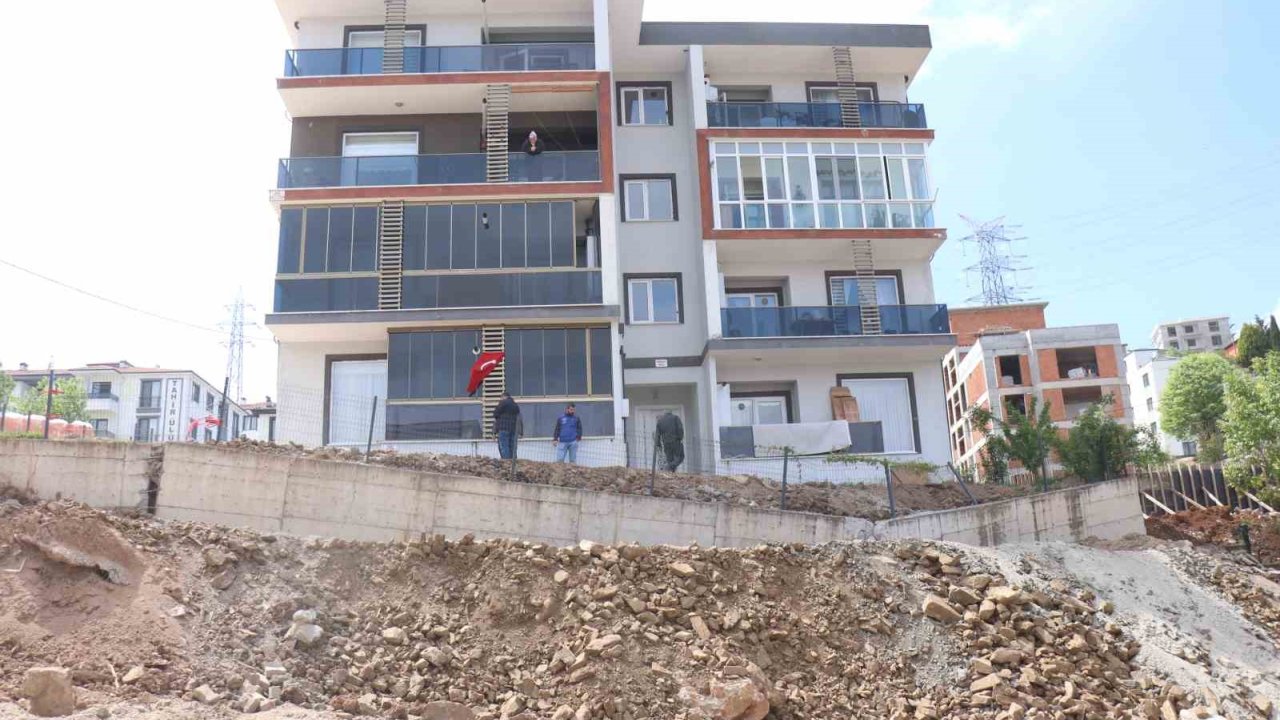 Yıkılmayla Karşı Karşıya Kalan Binaya Kaya Ve Topraklı Önlem