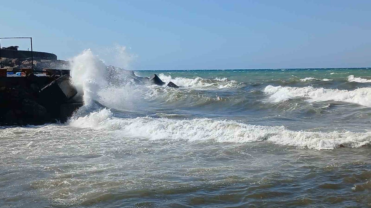 Karadeniz’de Poyraz Alarmı: 4 Metrelik Dalgalar Oluştu