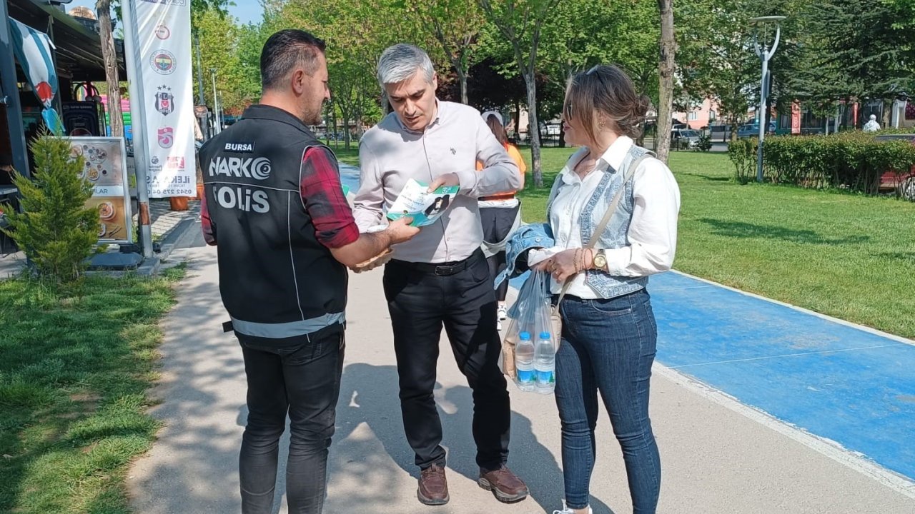 Narkotik Polisi Bursa’da Vatandaşları Bilgilendirdi
