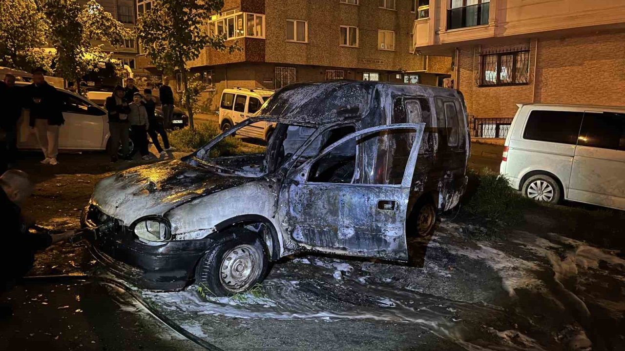 Küçükçekmece’de Park Halindeki Araç Alev Alev Yandı