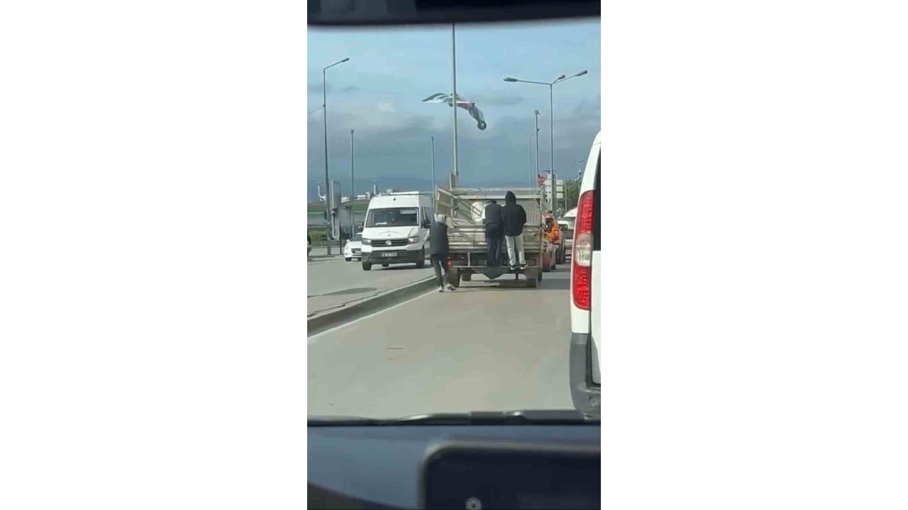 Kamyonetin Arkasına Tutunarak Seyahat Ettiler