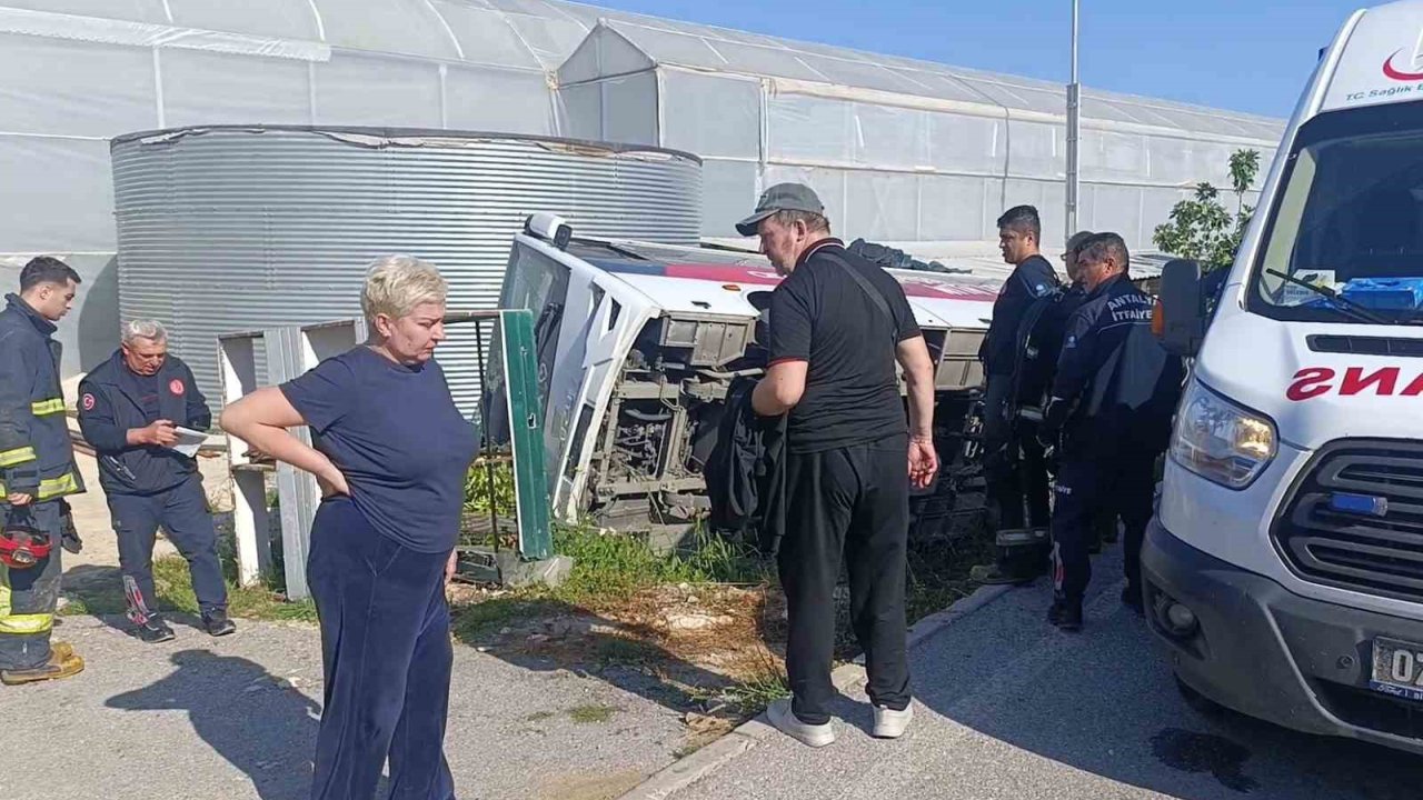 Antalya’da Tur Midibüsü Devrildi, Rus Uyruklu 18 Turist Yaralandı