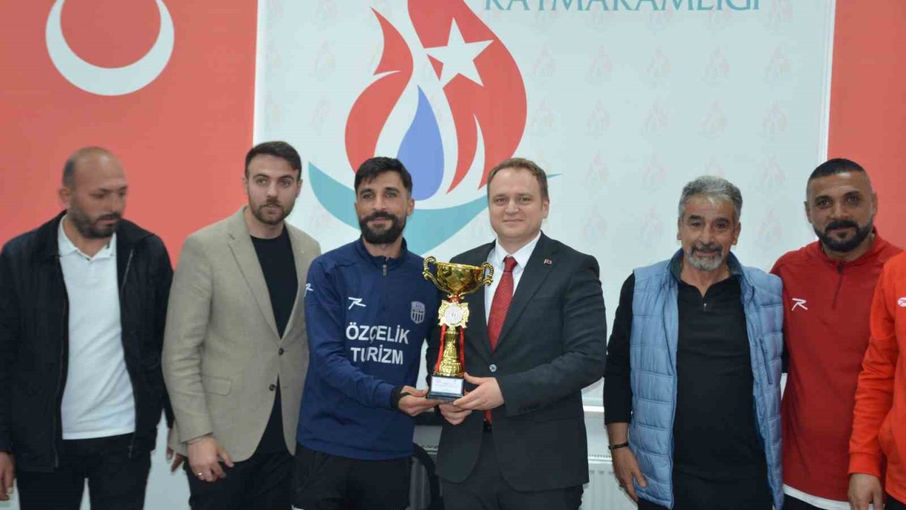 Lig Şampiyonu Kopspor, Kupasını Kaymakam Koşansu’ya Takdim Etti